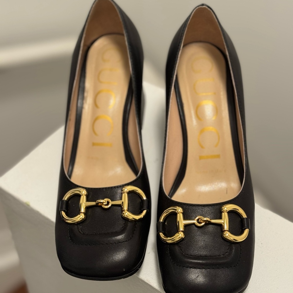 Gucci Women's Black Leather Pumps with Gold Horsebit